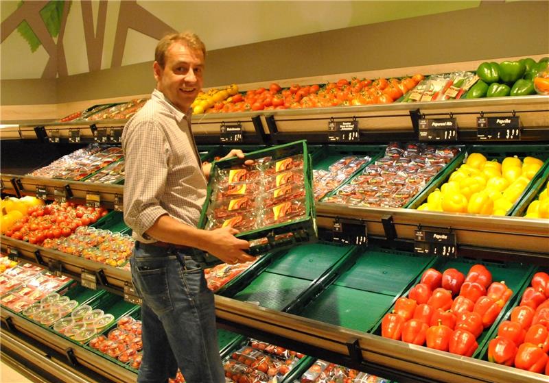 Die Abteilung Obst und Gemüse liegt nun am Eingang des Verkaufsraums: Abteilungsleiter Torsten Holtfreter räumt ein.