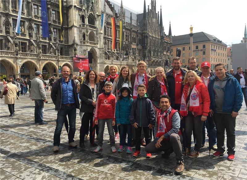 Die Abteilung Rot-Weisses Herz aus Bremervörde machte bei einer Tour nach München am Marienplatz halt.