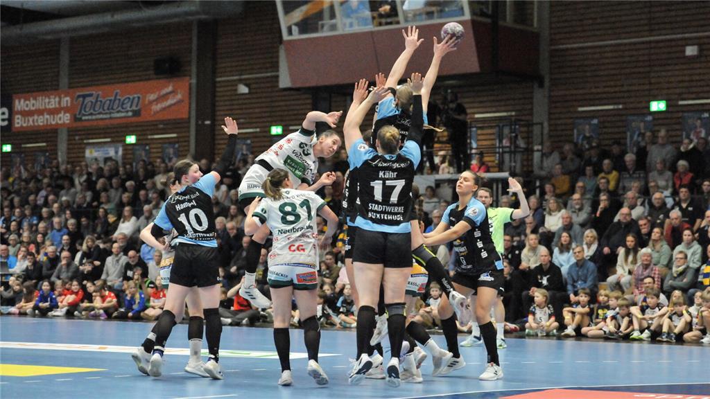 Die Abwehr des BSV wehrt einen Angriff des Aufsteigers ab. 