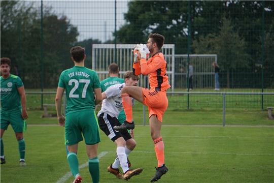 Die Abwehr des TSV Elstorf verteidigte den Vorsprung in den letzten 30 Minuten gegen die VSV Hedendorf/Neukloster leidenschaftlich. Foto: Moritz Studer