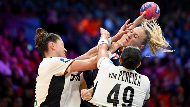 Wunder bleibt aus: Team um Ex-BSV-Spielerin Emily Vogel verliert WM-Finale Die Abwehr um Aimée von Pereira (r) ist das Punktstück im deutschen Team.