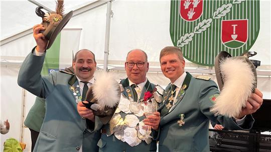 Die Adjutanten Gerd Herrmann und Volker Garrn (rechts) nehmen den neuen König des Schützenvereins Jork-Borstel, Michael Monat, in ihre Mitte.