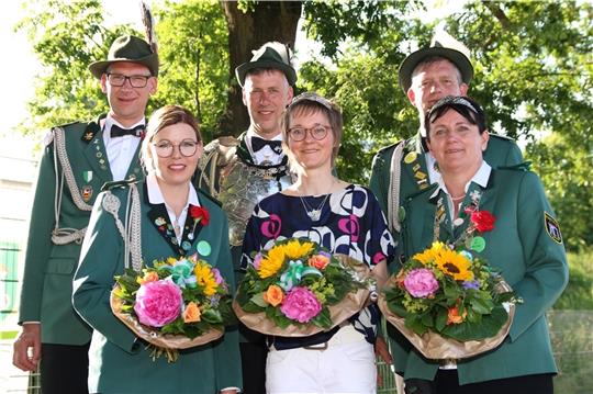 Die Adjutanten-Paare Thomas und Silke Oestmann und Hendrik und Maike Benitt (von links) nehmen den Schützenkönig von Neuenfelde, Nils Tamke, und seine Frau Kerstin in ihre Mitte. Foto: Schützenverein Neuenfelde