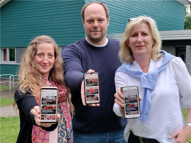 Nottensdorf bekommt die erste Dorf-App im Landkreis Die Administratoren: Alexandra-Daniela Sadelfeld, Hauke Plaaß und Heike Bremer (von links) kümmern sich um die Nottensdorf-App . Foto: Lohmann