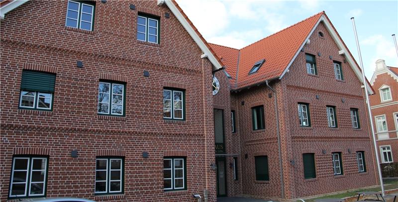 Die Adresse ist 1A : das neue Rathaus der Samtgemeinde Lühe am alten Marktplatz in Steinkirchen. Foto Meybohm