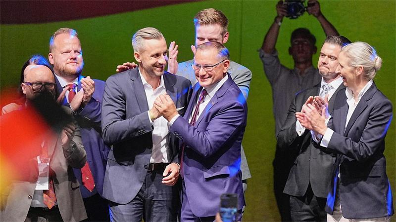 AfD siegt in Sachsen-Anhalt – Debakel für die CDU Die AfD-Bundesspitze gratuliert Siegmund.