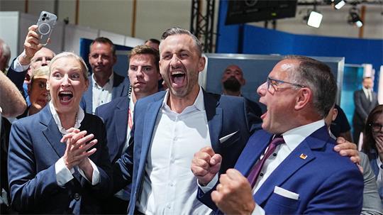 Die AfD-Chefs Alice Weidel (l) und Tino Chrupalla (r) feiern mit Spitzenkandidat Ulrich Siegmund den Erdrutschsieg der AfD in Sachsen-Anhalt. 