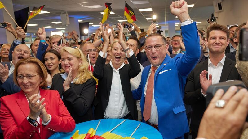Chrupalla nennt Wahlergebnis für AfD historisch Die AfD-Chefs Alice Weidel und Tino Chrupalla jubeln in der AfD-Parteizentrale.