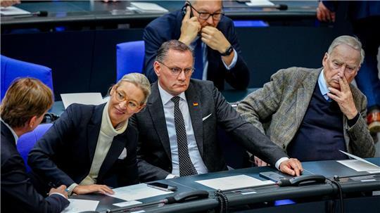 Die AfD-Chefs Alice Weidel und Tino Chrupalla nehmen zum 80. Jahrestag des Kriegsendes an einer Gedenkstunde im Bundestag teil. Am selben Tag kommt die Nachricht , dass der Verfassungsschutz vorläufig seine Einstufung der AfD als „gesichert rechtsextremistisch“ auf Eis legt. 