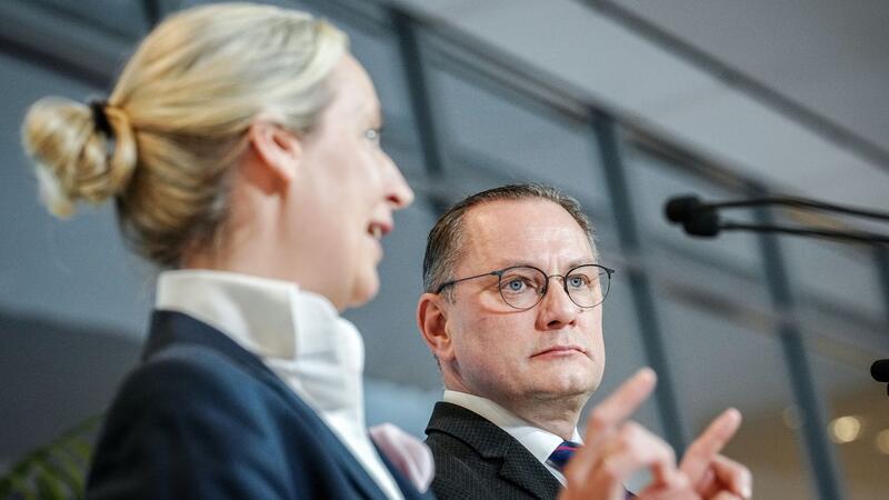 Die AfD-Politiker Alice Weidel und Tino Chrupalla - ihre Partei soll mehr als 100 Rechtsextremisten im Bundestag beschäftigen.