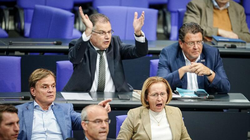 „Putin treu ergeben“ - Angriffe auf AfD in Russland-Debatte Die AfD-Politiker Bernd Baumann (l-r), Jürgen Braun, Beatrix von Storch und Stephan Brandner reagieren teilweise aufgebracht in der Aktuellen Stunde zu möglichen Verstrickungen von AfD-Abgeordneten mit Russland.
