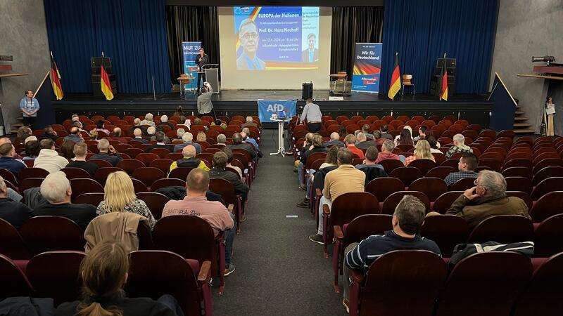 Die AfD-Veranstaltung beginnt mit leichter Verspätung in der Halepaghen-Schule in Buxtehude.