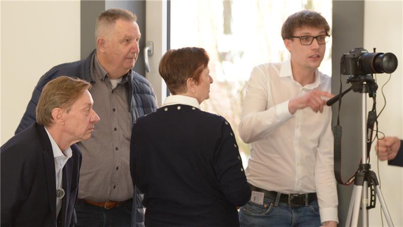 Die AfD in Aktion: Der Kreistagsabgeordnete Maik Julitz, der ehemalige Kreistagsabgeoordnete Jens Dammann, die Kreistagsabgeordnete Anke Lindszus (von links) mit eigenem Kameramann.