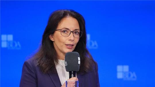 „Die AfD ist eine Partei der Rassisten, die auch Arbeitnehmerinnen und Arbeitnehmer gegeneinander hetzen will, statt gemeinsam Fortschritt für alle zu erreichen“, sagt DGB-Vorsitzende Yasmin Fahimi.Fotograf