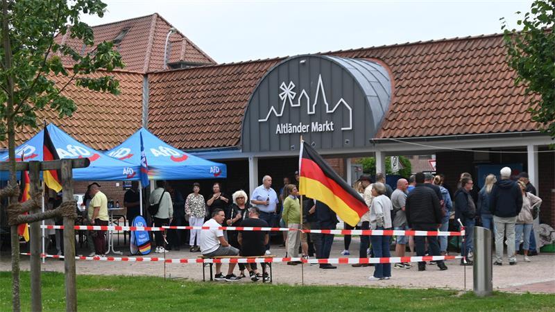 Die AfD setzt am Altländer Markt in Jork auf Bratwurst und Bier.