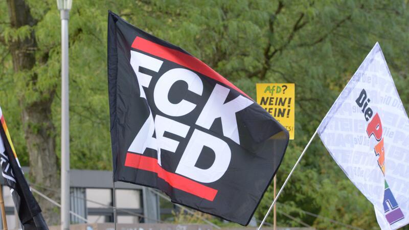 CDU-Verweigerung vor Kundgebung in Buxtehude: Eskaliert der Streit mit der SPD? Die AfD steht in der Kritik, nachdem Pläne zur „Remigration" öffentlich geworden sind. Das Bild ist bei der Kundgebung gegen eine AfD-Veranstaltung im Schulzentrum Süd entstanden.