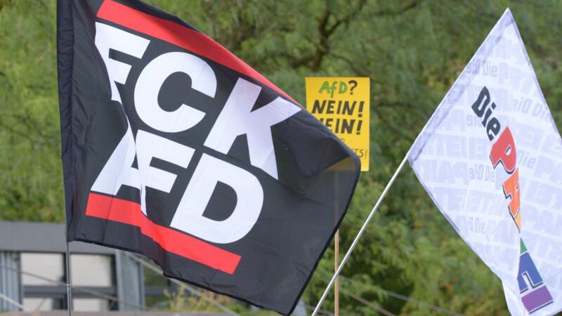 Zeichen gegen Rechtsextremismus: Anti-AfD-Demonstration in Buxtehude geplant Die AfD steht in der Kritik, nachdem die Pläne zur "Remigration" öffentlich geworden sind. Das Bild ist bei der Kundgebung gegen eine AfD-Veranstaltung am Schulzentrum Süd in Buxtehude entstanden.