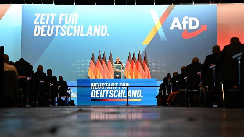 Die AfD tagt in der weiträumig abgesperrten Messe Erfurt.