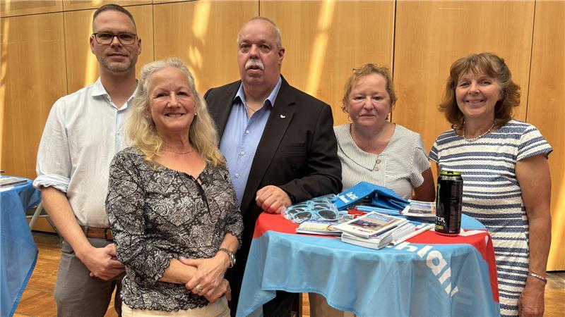 Erstwählerforum im Stadeum: So wollen Parteien Jugendliche erreichen Die AfD war ebenfalls eingeladen. Die auch in Niedersachsen als „gesichert rechtsextremistisch“ eingestufte Partei schickte Stephan Untersänger (von links), Susanne Henseleit, Uwe Torner, Uta Ennen und Astrid zum Felde zum Erstwählerforum.
