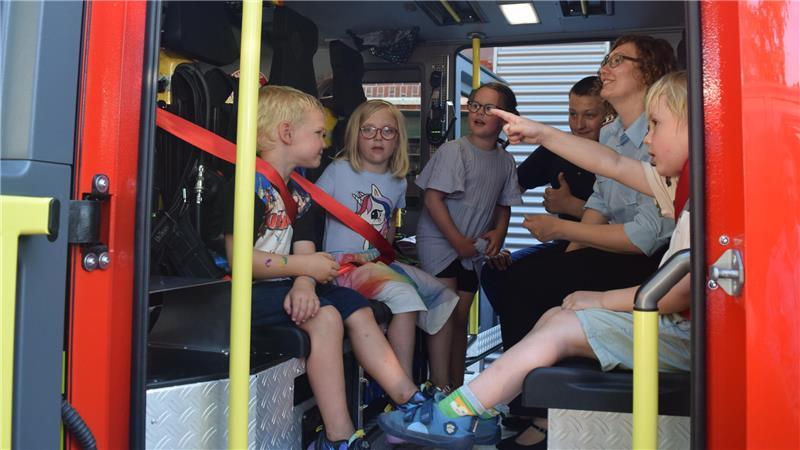 Die Agathenburger Kinder erkunden das brandneue Löschfahrzeug.