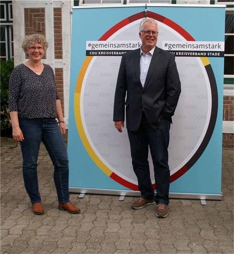 Die Agraringenieurin Silja Köpcke und der Rechtsanwalt Michael Eble sind die beiden Spitzenkandidaten der CDU für den Rat der Gemeinde Jork.