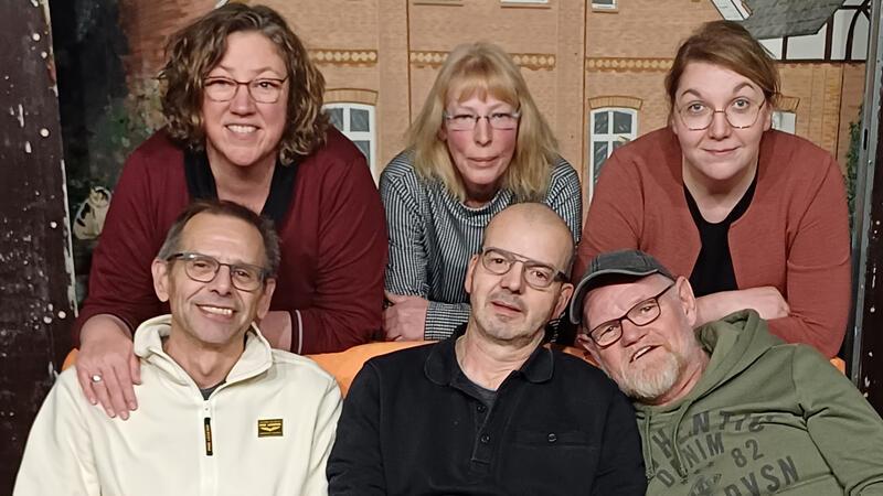 Balkon-Hüppers in Ahlerstedt: De Auetaler proben für neuen Dreiakter Die Ahlerstedter Akteure Sabine Alpers, Yvonne Jensen, Günter Boes, Rainer Fittschen und Axel Tomforde sowie Souffleurin Elke Klintworth proben für das neue Bühnenstück.