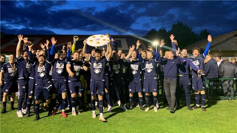 Die Ahlerstedter feiern ihre Meisterschaft am Freitagabend nach einer 6:1-Galavorstellung im Auetal-Stadion. Foto: Struwe