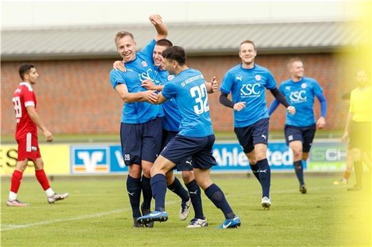 Die Ahlerstedter feiern ihren zweifachen Torschützen Darvin Stüve (links), der das 1:0 erzielte und das 3:1 vor der Pause. Foto: Struwe