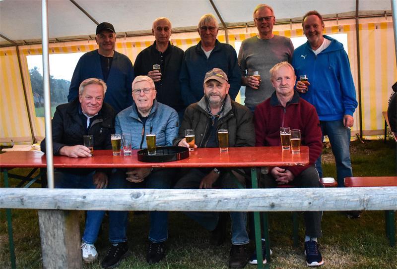 Die Ahrenswohlder Edelfans um Reiner Allers (hintere Reihe, 3.v.l.) leben beim Aue-Pokal das Miteinander.