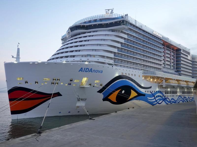 Die "Aida Nova" im Kreuzfahrtterminal am Hafen von Lissabon. Foto: Soeren Stache/dpa-Zentralbild/dpa