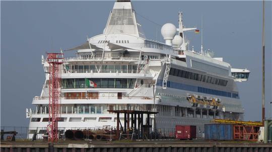 Die "Aidaaura" liegt noch immer an der Columbuskaje in Bremerhaven. Foto: Eckardt