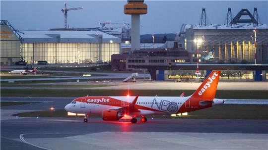 Die Airline Easyjet fliegt demnächst von Hamburg aus nonstop nach Genf und Prag. (Symbolbild)