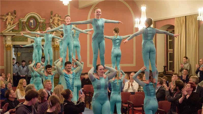 Die Akrobatinnen und Akrobaten der Young Diamonds des VfL Stade zeigten ihr Können zwischen den Stuhlreihen im Königsmarcksaal des Stader Rathauses.