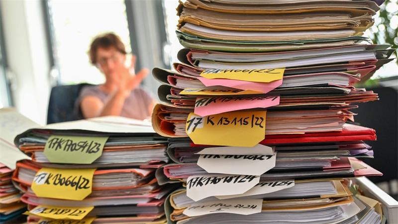 Wie die Landesregierung Kai Seefried von lästiger Arbeit befreien will Die Aktenberge in Niedersachsens Verwaltungen sollen kleiner werden. (Symbolbild)