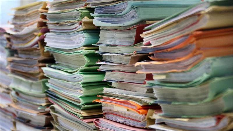 Die Aktenstapel an niedersächsischen Verwaltungsgerichten werden derzeit größer. (Symbolbild)