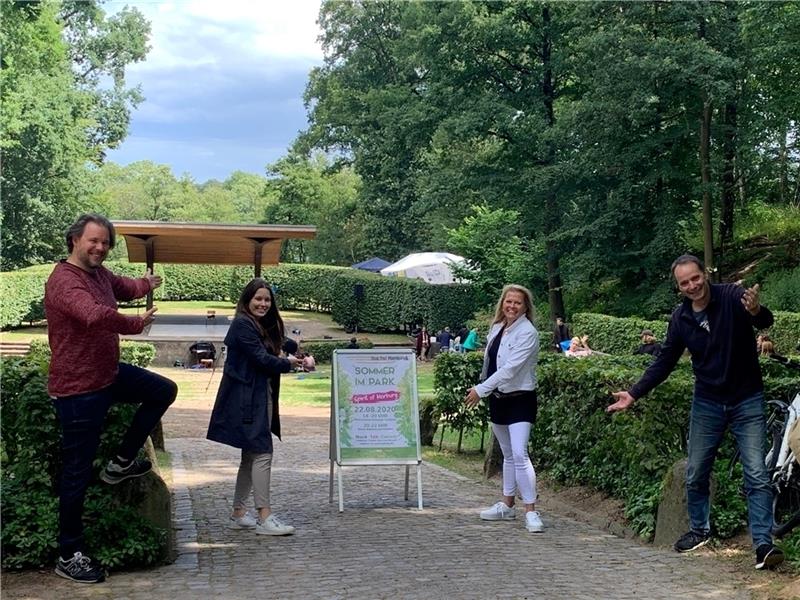 Die Akteure bitten zum „Sommer im Park“: Jan Schröder, Louisa Knipschild, Melanie-Gitte Lansmann und Karsten Schölermann |freuen sich auf das Harburger Kulturevent , das diesmal in ganz besonderer Form stattfindet.