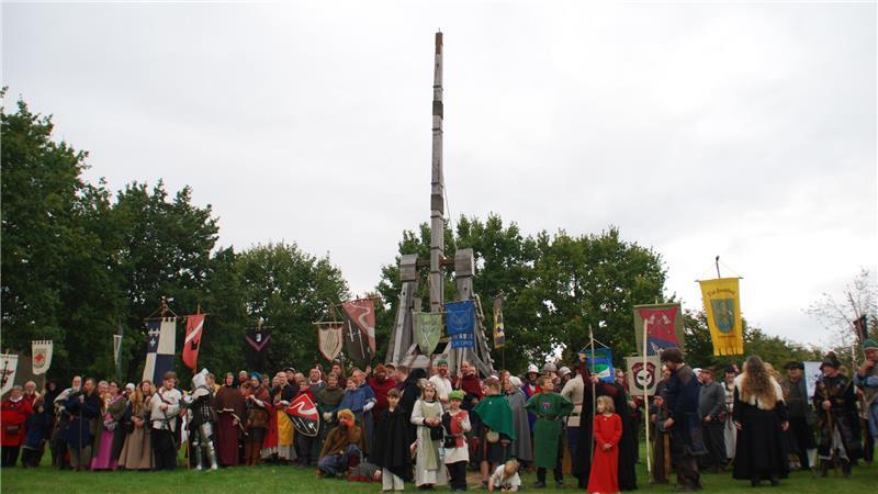 Mittelalterliche Wurfmaschine fasziniert tausende Besucher Die Akteure des Mittelalter-Spektakels auf dem Beekhoff in Beckdorf.