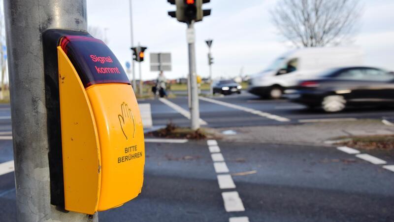 Die Aktion des Allgemeinen Deutschen Fahrrad-Clubs (ADFC) Niedersachsen soll auf die Problematik von langen Wartezeiten an sogenannten Bettelampeln aufmerksam machen.