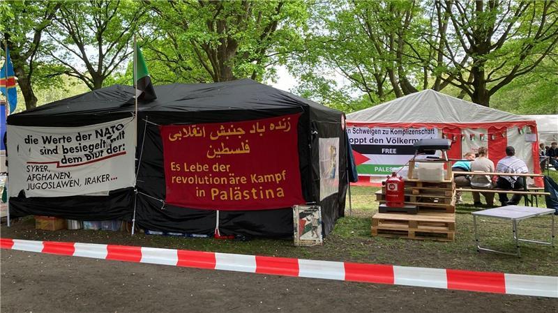 Die Aktivisten auf der Hamburger Moorweide rufen auf Transparenten zu revolutionärem Kampf in Palästina auf.