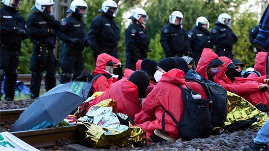 Die Aktivisten blockieren Gleise.
