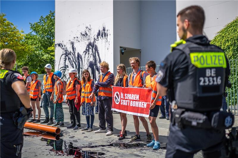 Die Aktivisten demonstrieren immer wieder im Berliner Regierungsviertel. Foto: dpa-Bildfunk