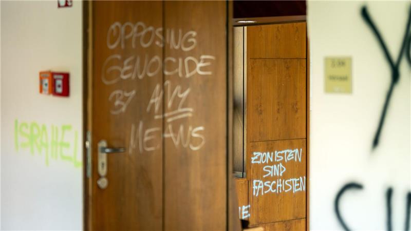 Die Aktivisten haben unter anderem Wände und Holzvertäfelungen beschmiert.
