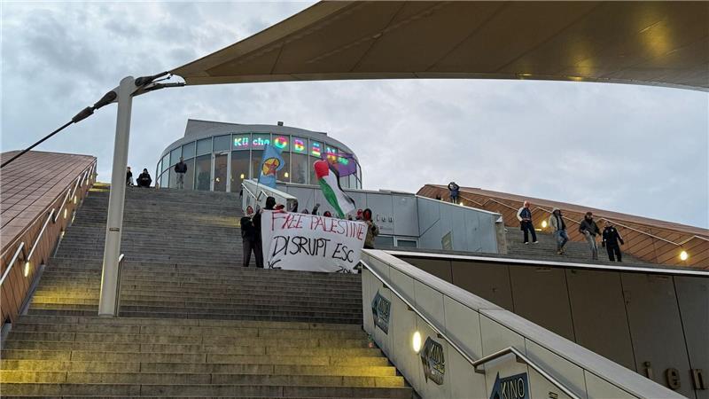 14 Aktivisten kurz vor ESC-Finale festgenommen Die Aktivisten protestierten mit Sprechchören und Plakaten auf den Stufen der städtischen Hauptbücherei gegen die Teilnahme Israels am ESC.