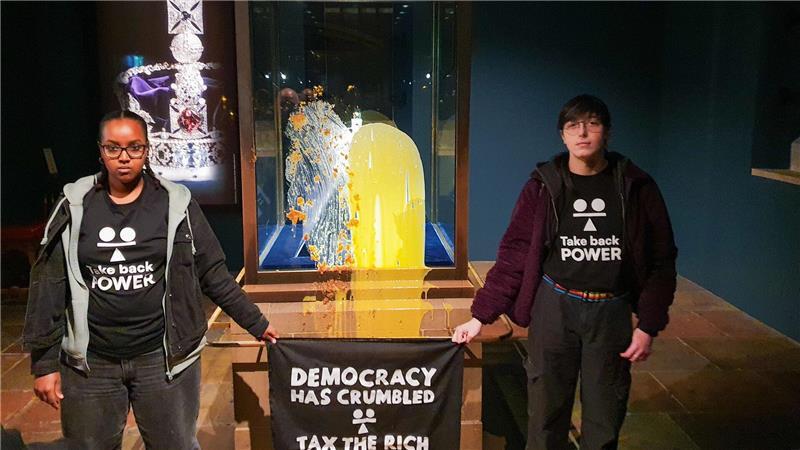 Essensanschlag auf die Kronjuwelen: Protest mit Vanillesoße Die Aktivisten überbringen ihre Botschaft.