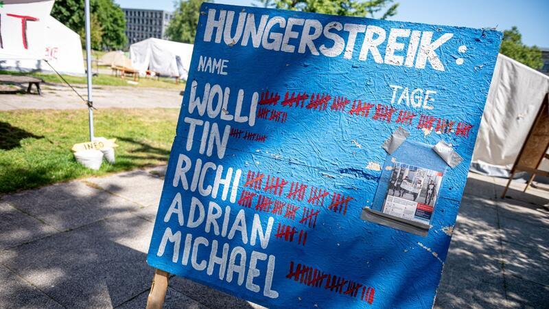 Scholz ruft Hungerstreikende zum Abbruch ihrer Aktion auf Die Aktivisten wollen mit einem Hungerstreik eine Regierungserklärung des Kanzlers zum Klima erzwingen.