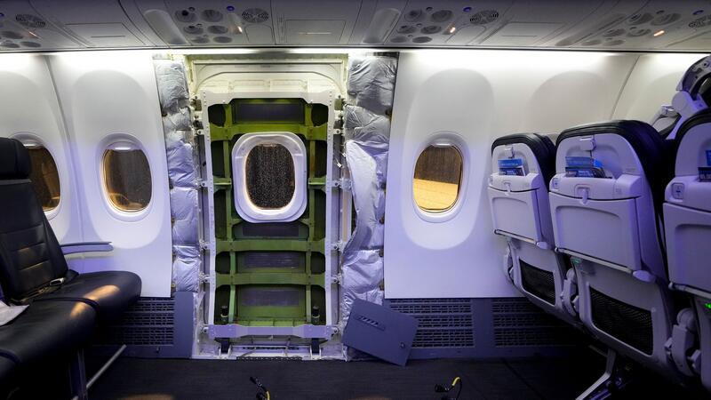 Die Alaska-Airlines-Maschine steht zur Inspektion auf dem Flughafen Seattle-Tacoma. Die FAA hat Boeing zehn Werktage Zeit gegeben, in den Ermittlungen die Situation zu erläutern.