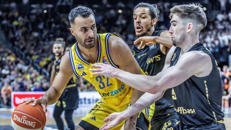 Alba Berlin steht im Finale um die deutsche Meisterschaft Die Albatrosse um Weltmeister Johannes Thiemann (l) holten in Spiel fünf gegen Chemnitz den Sieg.