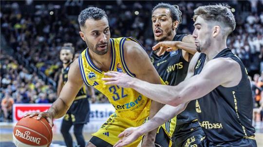 Die Albatrosse um Weltmeister Johannes Thiemann (l) holten in Spiel fünf gegen Chemnitz den Sieg.