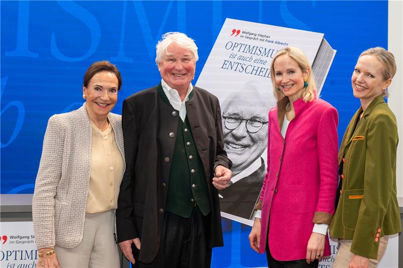 Frank Albrecht: Ein Mann mit Ecken und Kanten Die Albrecht-Familie: Frank Albrecht mit Ehefrau Margitta und Töchtern Nina und Christiane (rechts).