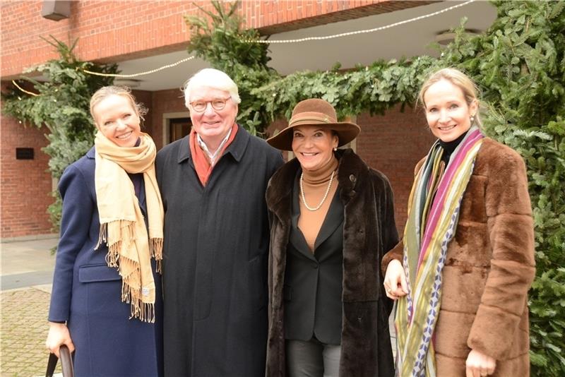 Die Albrecht-Familie gestern am Michel in Hamburg: Frank Albrecht mit Ehefrau Margitta und den Töchtern Christiane und Nina (rechts). Fotos: Stephan